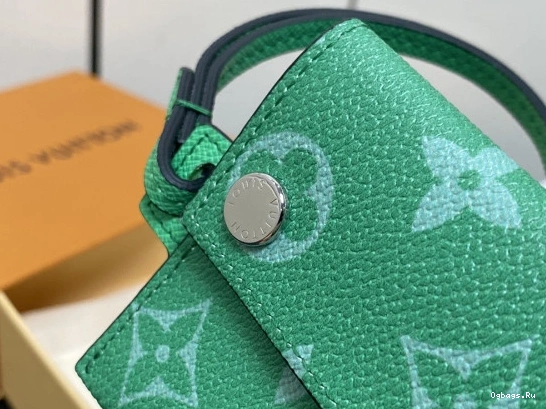 VUITTON LOUIS Card Holder Necklace-7.6*10*0.5CM 0408